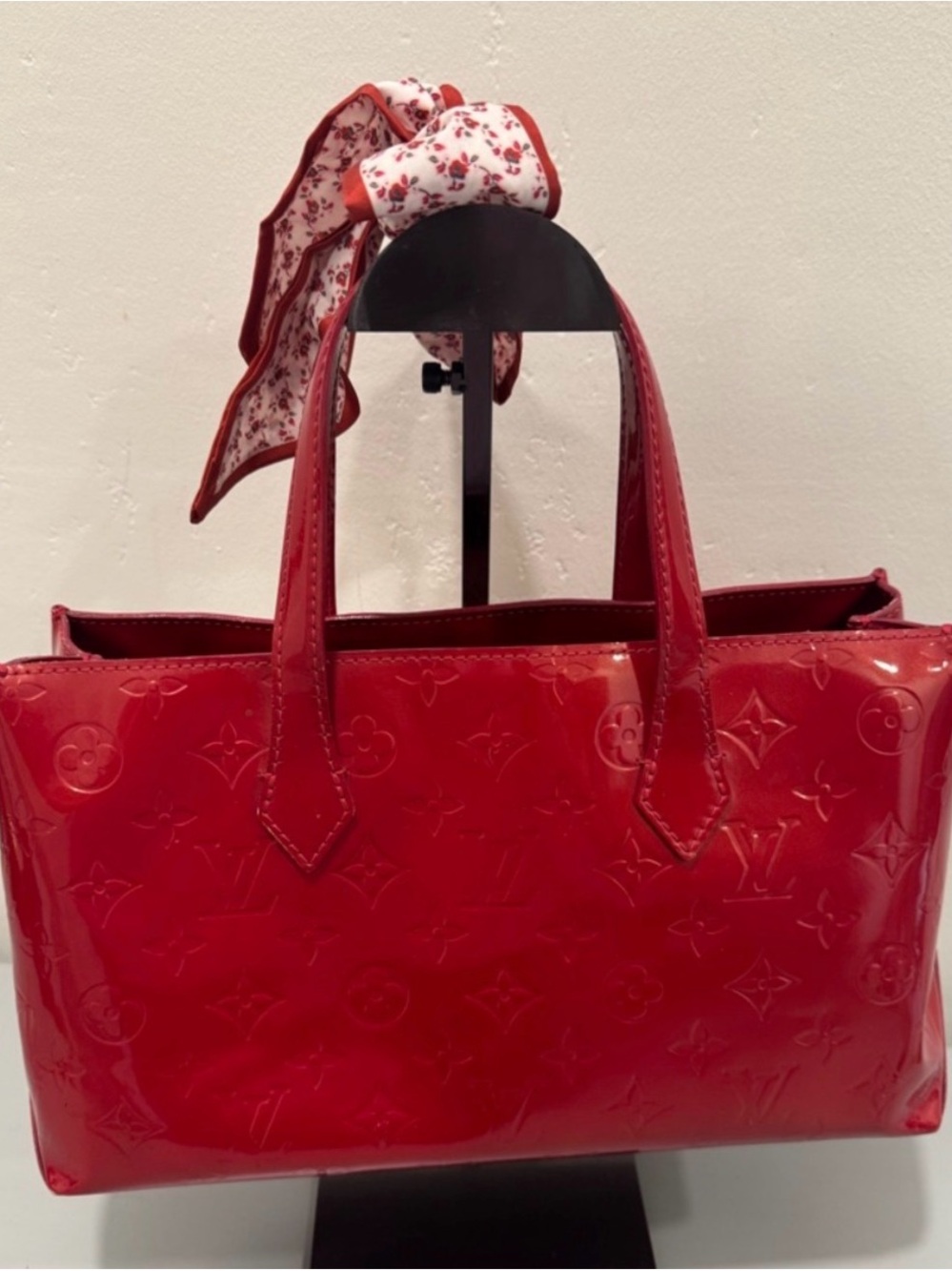 Louis Vuitton Vernis Wilshire
PM Bag with unbranded Floral Scarf and Pom Charm - Picture 7 of 12